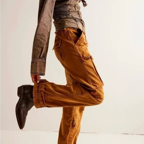 Free People Black Can't Compare
Slouch Pants Cargo Low Rise. Black color - Picture 3 of 7